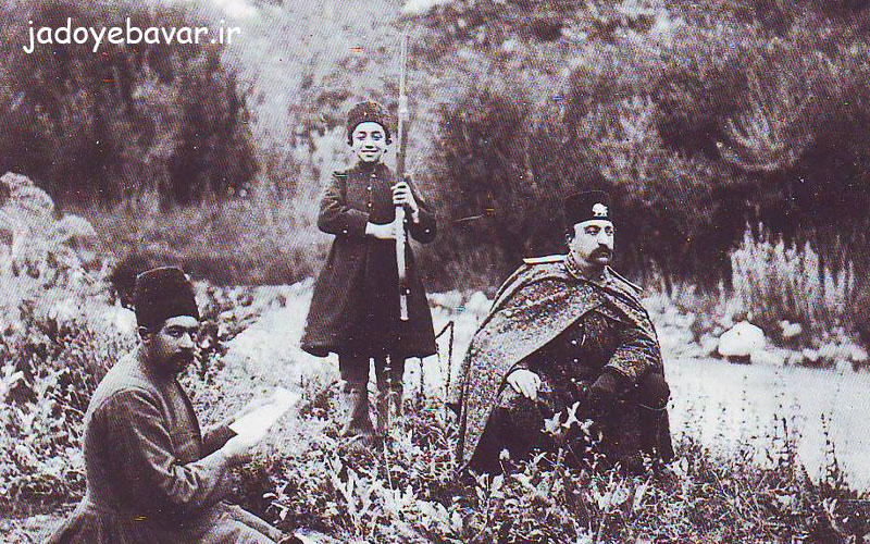 ناصرالدین‌شاه (نشسته در طرف راست) و عزیزالسلطان (ایستاده) در شکارگاه