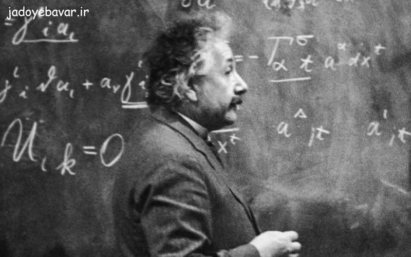 آلبرت اینشتین در حال حل کردن معادله فیزیک