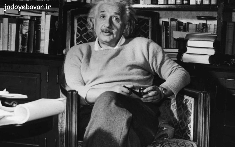 آلبرت اینشتین در اتاق خود