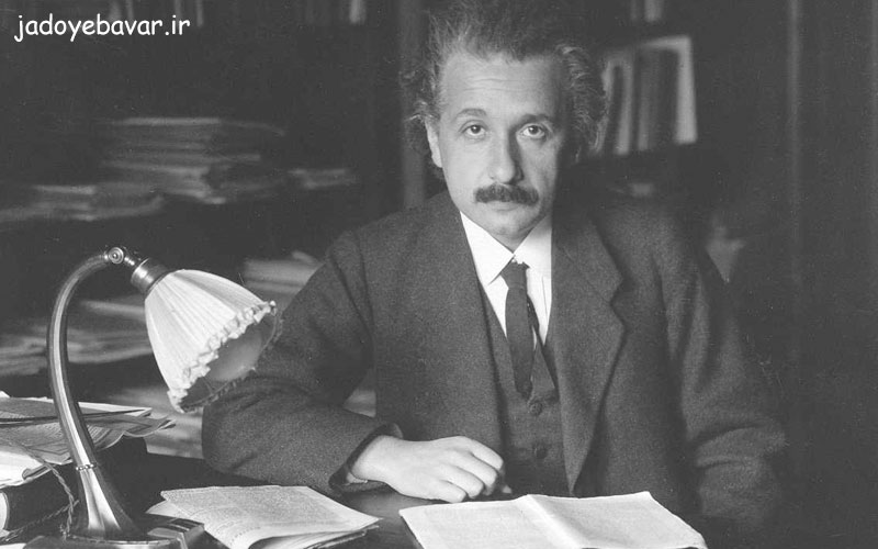 آلبرت اینشتین در دفتر خود