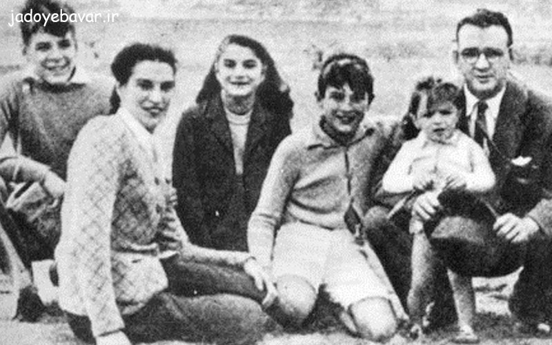 ارنست نوجوان (سمت چپ) با والدین و خواهر و برادرش، ج. 1944، از چپ به راست در کنار او نشسته است: سلیا (مادر)، سلیا (خواهر)، روبرتو، خوان مارتین، ارنستو (پدر) و آنا ماریا