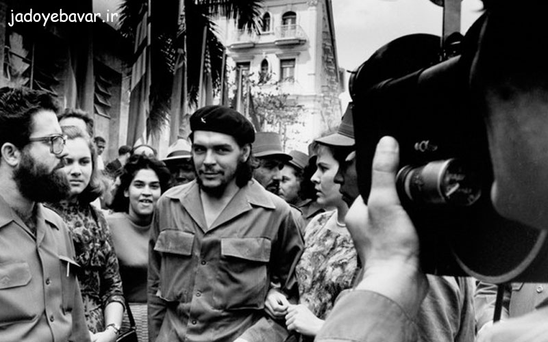 چه گوارا در سال 1960، قدم زدن در خیابان های هاوانا با همسر دومش آلیدا مارچ (راست)