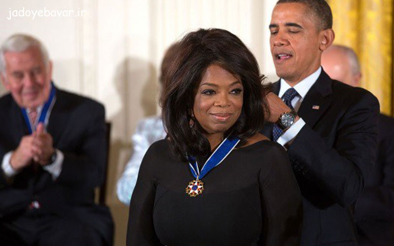 اپرا وینفری در حال دریافت مدال افتخار از باراک اوباما