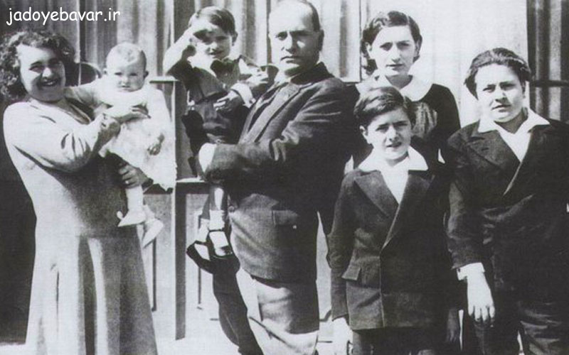 بنیتو موسولینی و همسرش راکله گوئیدی، به همراه فرزندانش