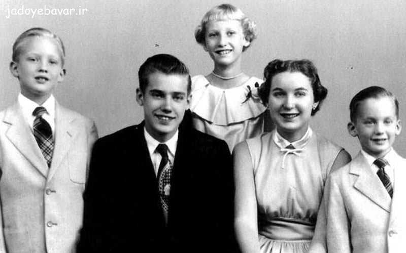 دونالد ترامپ و همسرش ایوانا ترامپ به همراه فرزندانشان (دونالد جونیور، ایوانکا و اریک)