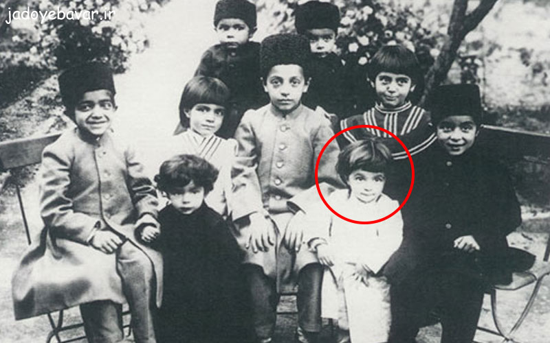 صادق هدایت در سن پنج سالگی با لباس سفید، همراه با خواهران، برادران و عمو زاده‌هایش در باغ پدربزرگ (نیر الملک)