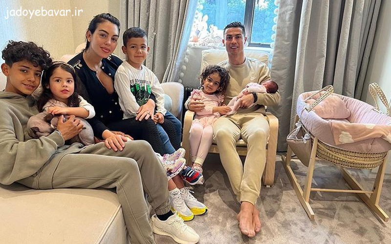 کریستیانو رونالدو به همراه همسرش جورجینیا و 5 فرزند خود