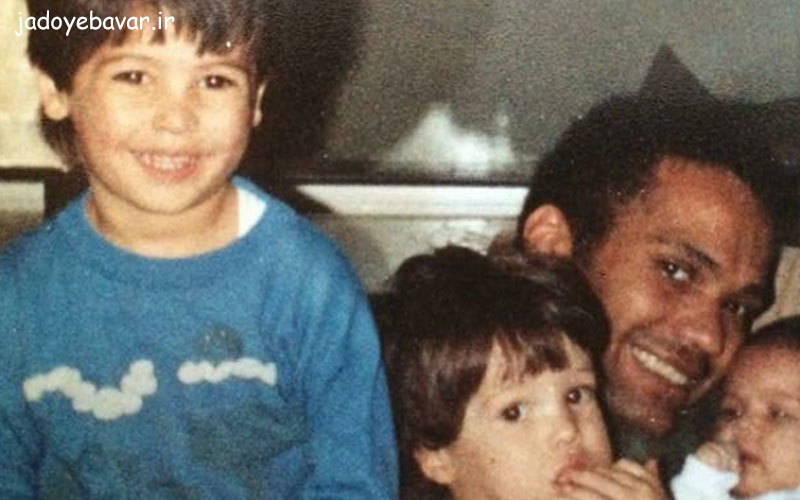 کودکی اندرو تیت به همراه پدر و برادرش