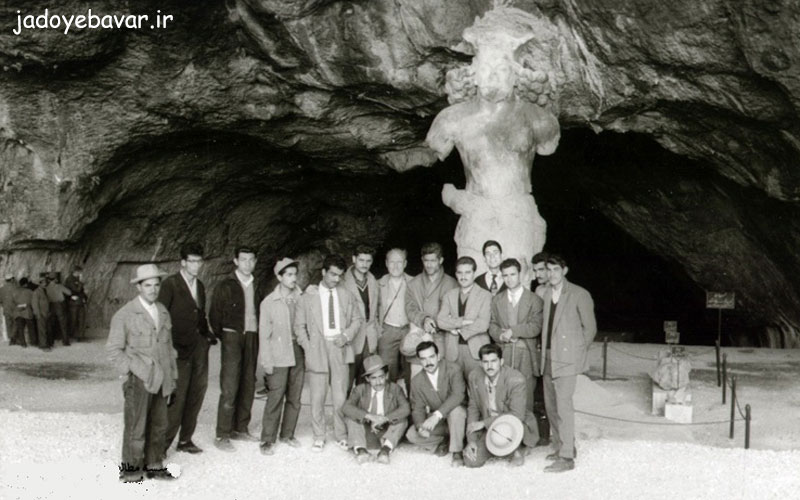 جلال در کنار هانس استراشر و جمعی از دوستان در یکی از سفرهای ایران‌شناسی غار شاپور
