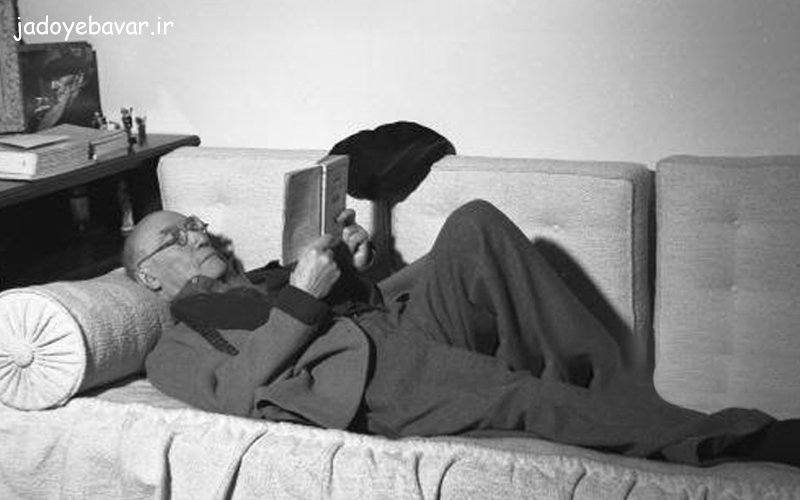 آندره ژید در حال خواندن کتاب
