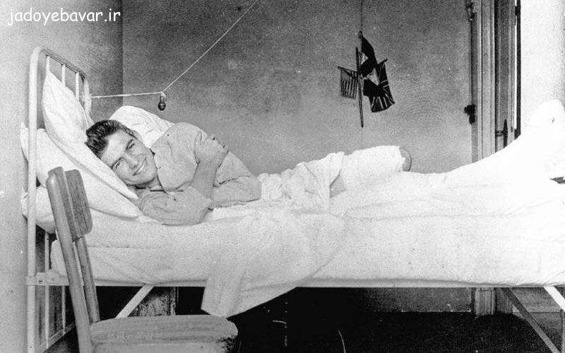 ارنست همینگوی در بیمارستان پس از مجروح شدن در جنگ جهانی اول