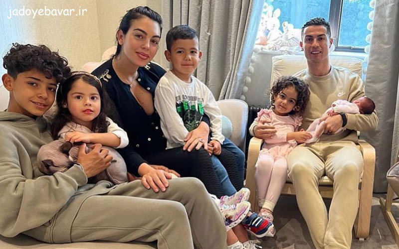 جورجینا رودریگرز و کریستین رونالدو همراه با پنج فرزندشان