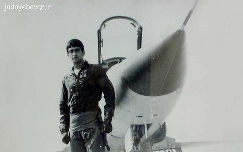 شهید عباس بابایی در کنار جنگنده F-14