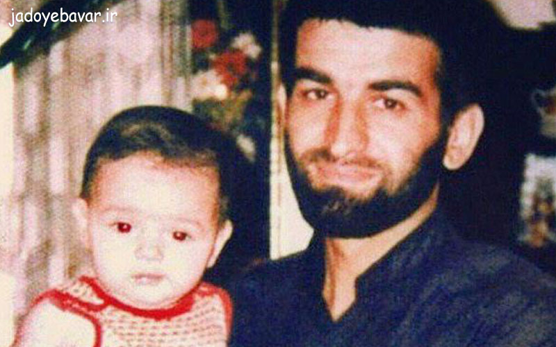 شهید عباس بابایی در کنار دخترش سلما