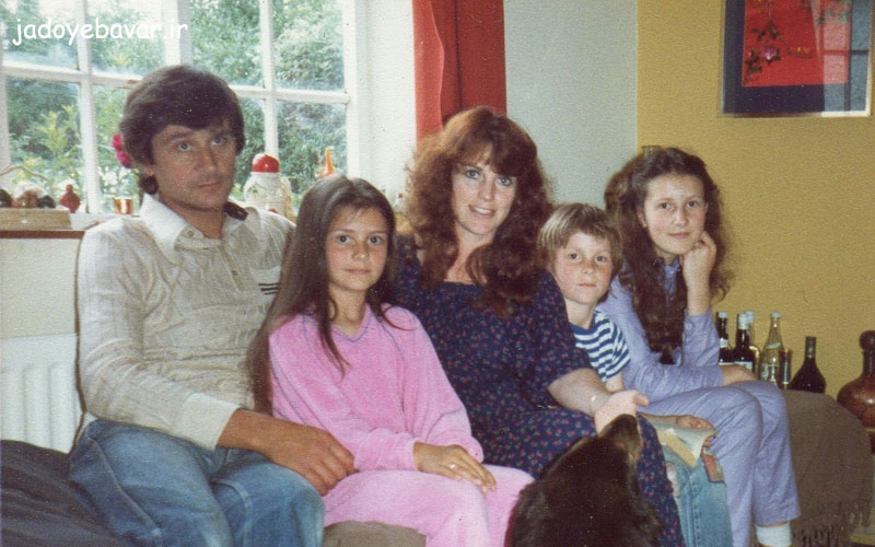 کریستین بیل در کنار پدر، مادر و خواهرانش