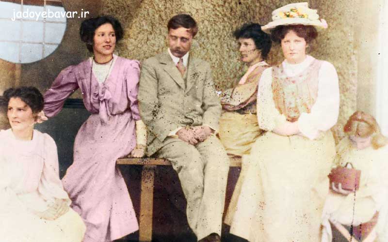 اچ جی ولز در کنار همسر و فرزندانش