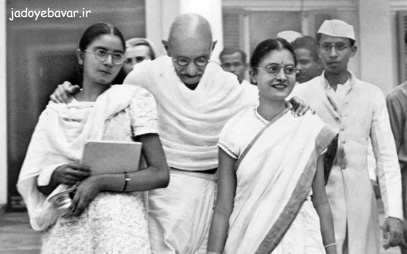 مهاتما گاندی در کنار دخترانش