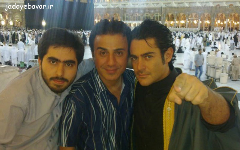 محمدرضا گلزار در کنار دوستانش در مکه