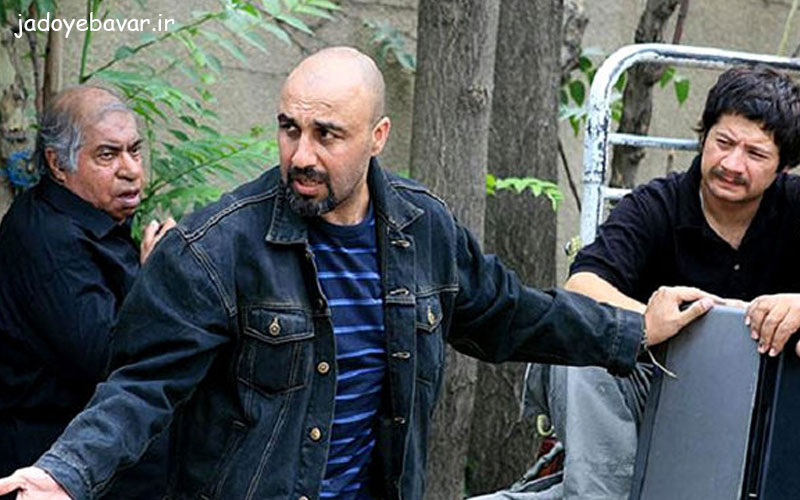 علی صادقی در کنار رضا عطاران و محمود بهرامی در سریال بزنگاه