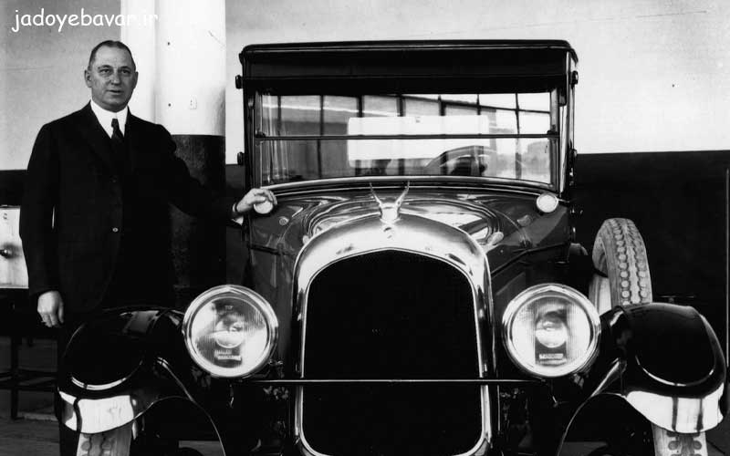والتر کرایسلر در کنار خودروی شرکت کرایسلر
