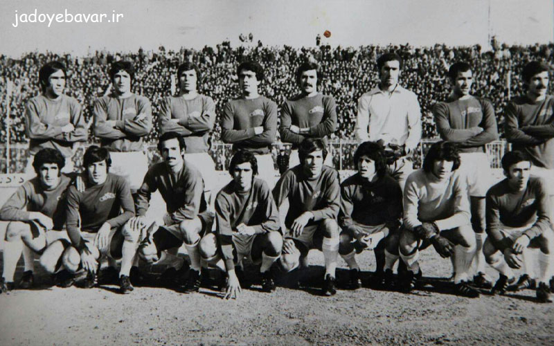 تصویر همایون بهزادی در کنار تیم ملی فوتبال ایران سال 1347 شمسی