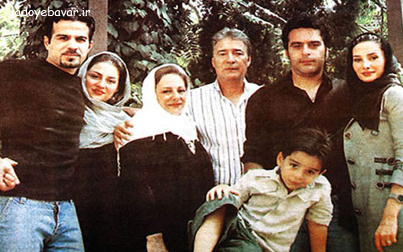ناصر حجازی در کنار همسر و فرزندانش