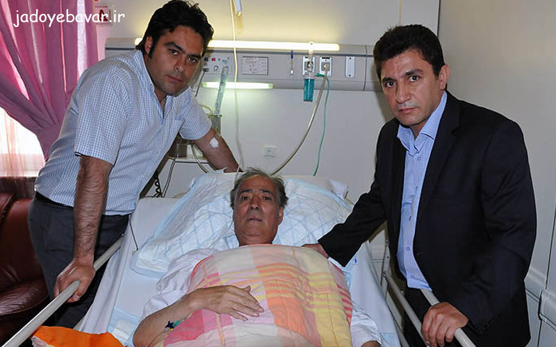 ناصر حجازی در بستر بیماری در کنار امیر قلعه‌نویی و پسرش