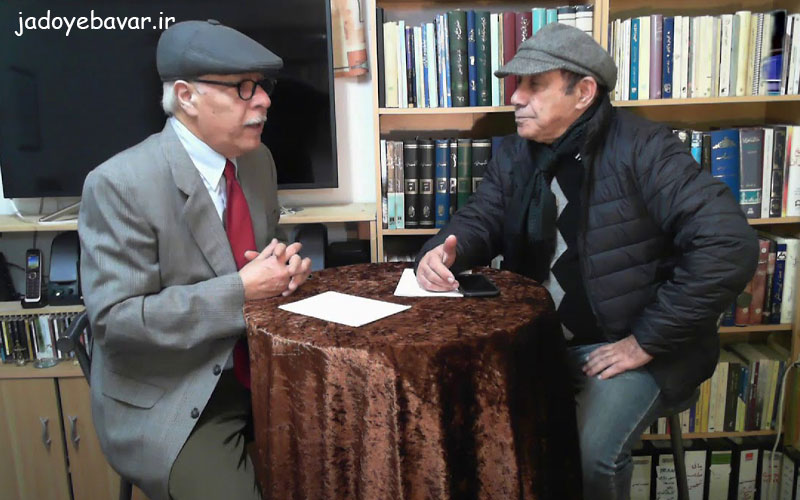 پرویز صیاد در کنار کتابخانه اش